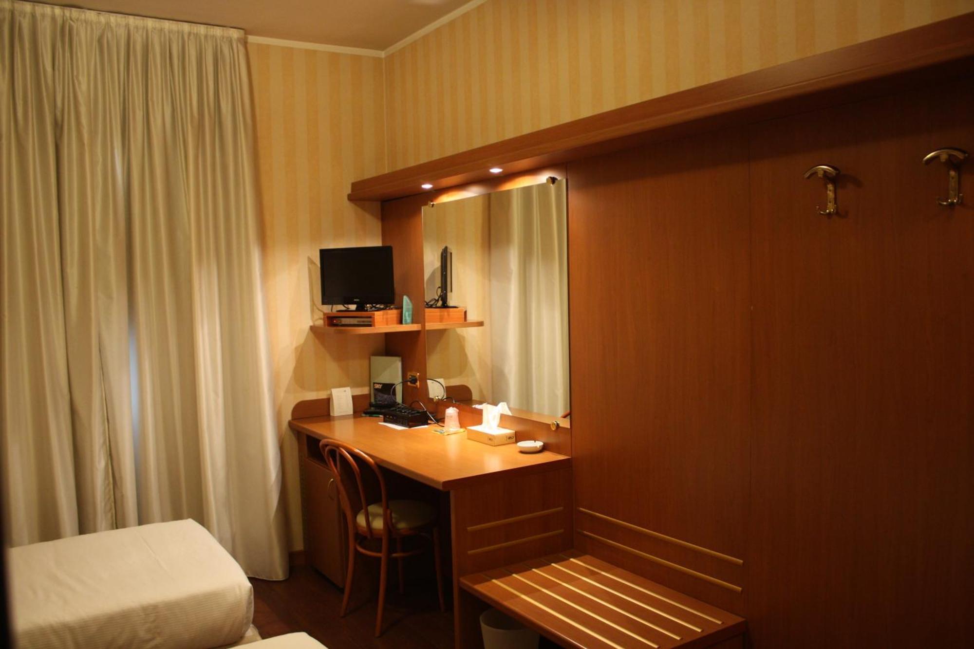 Hotel 2C レニャーノ エクステリア 写真