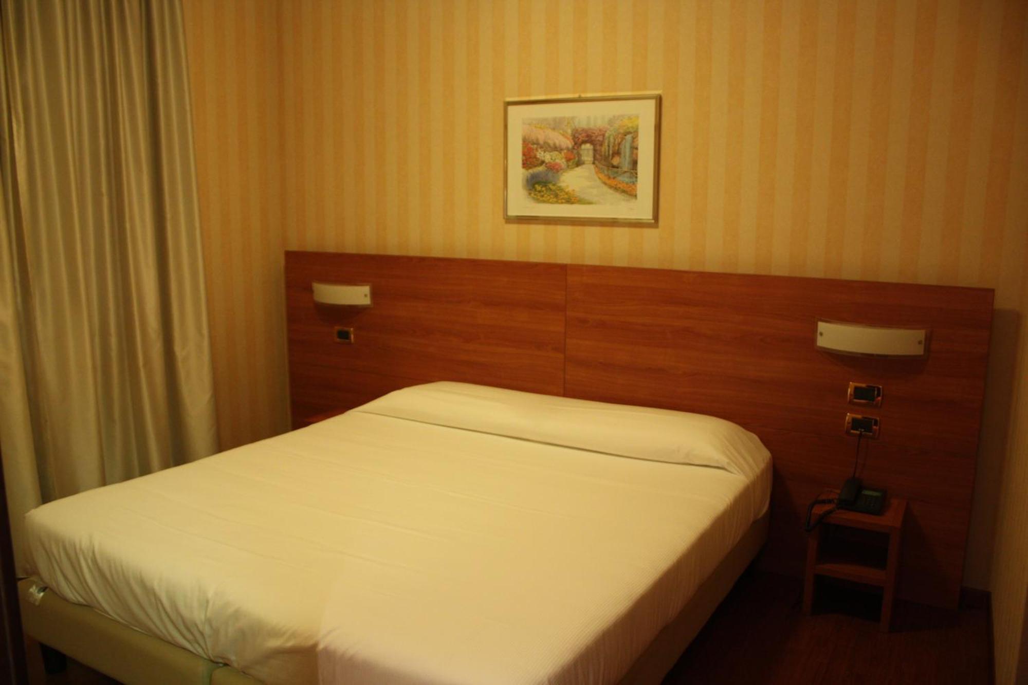 Hotel 2C レニャーノ エクステリア 写真