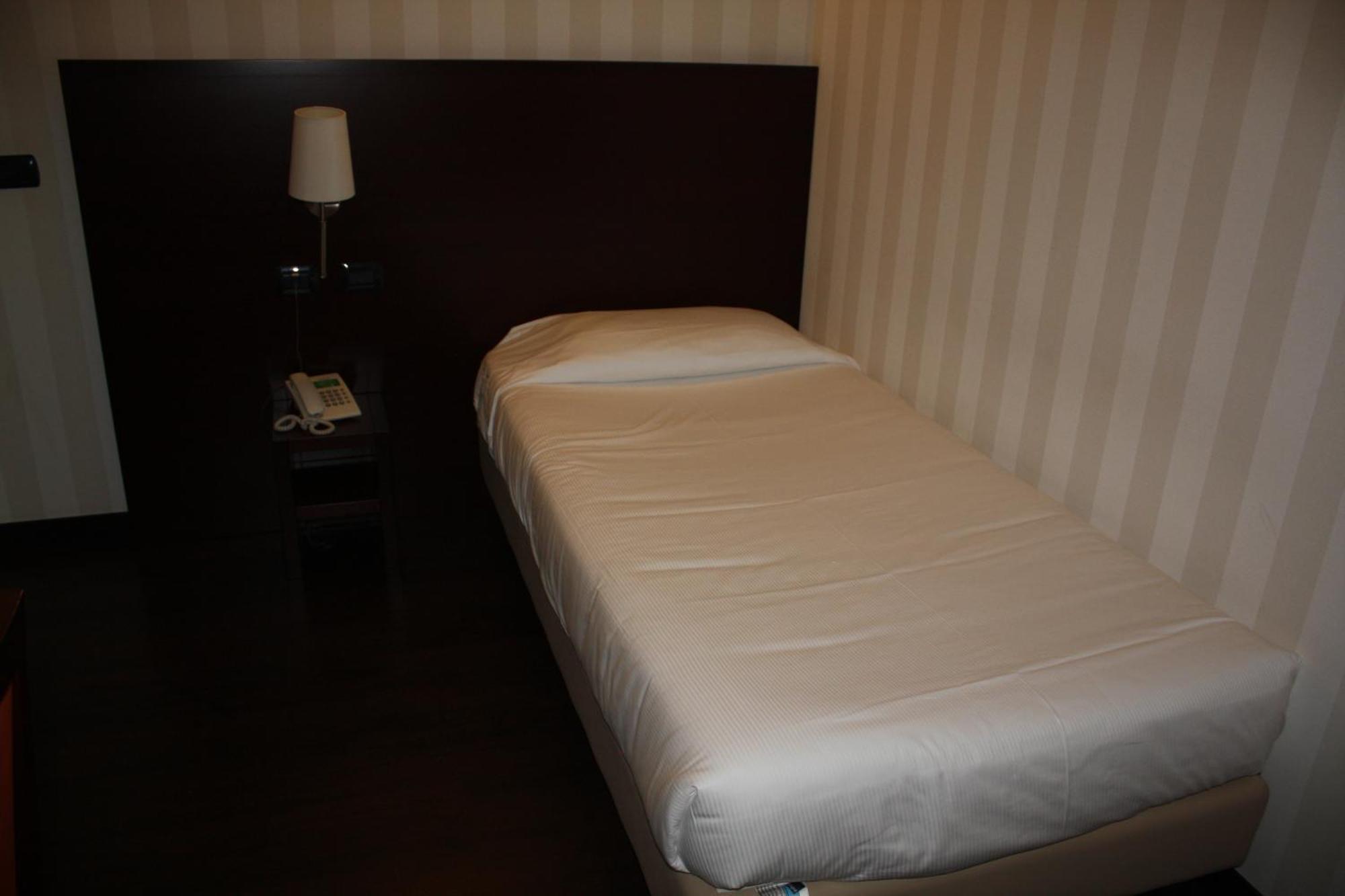 Hotel 2C レニャーノ エクステリア 写真