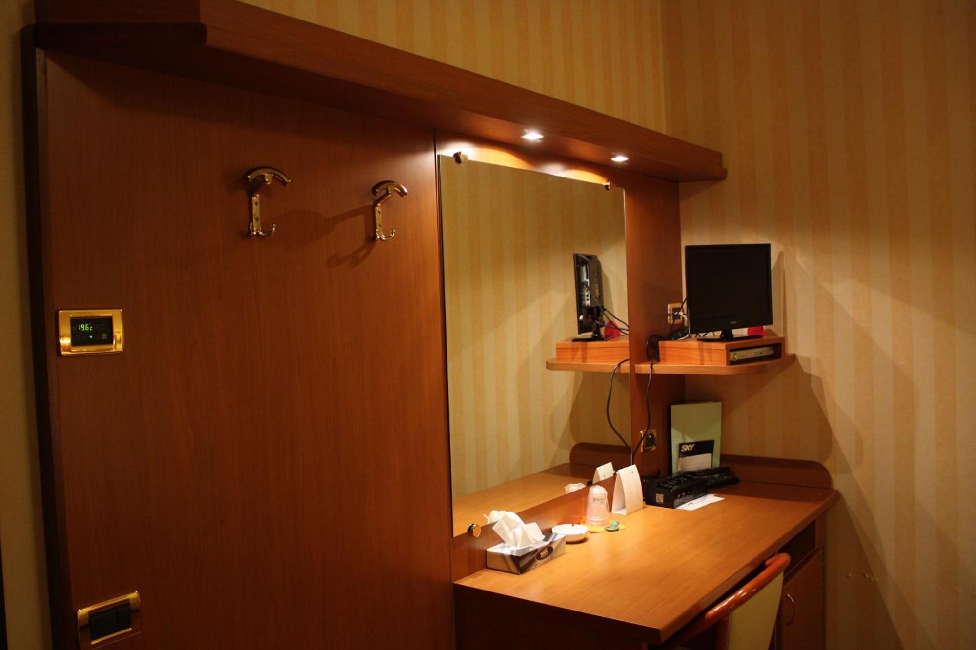 Hotel 2C レニャーノ エクステリア 写真
