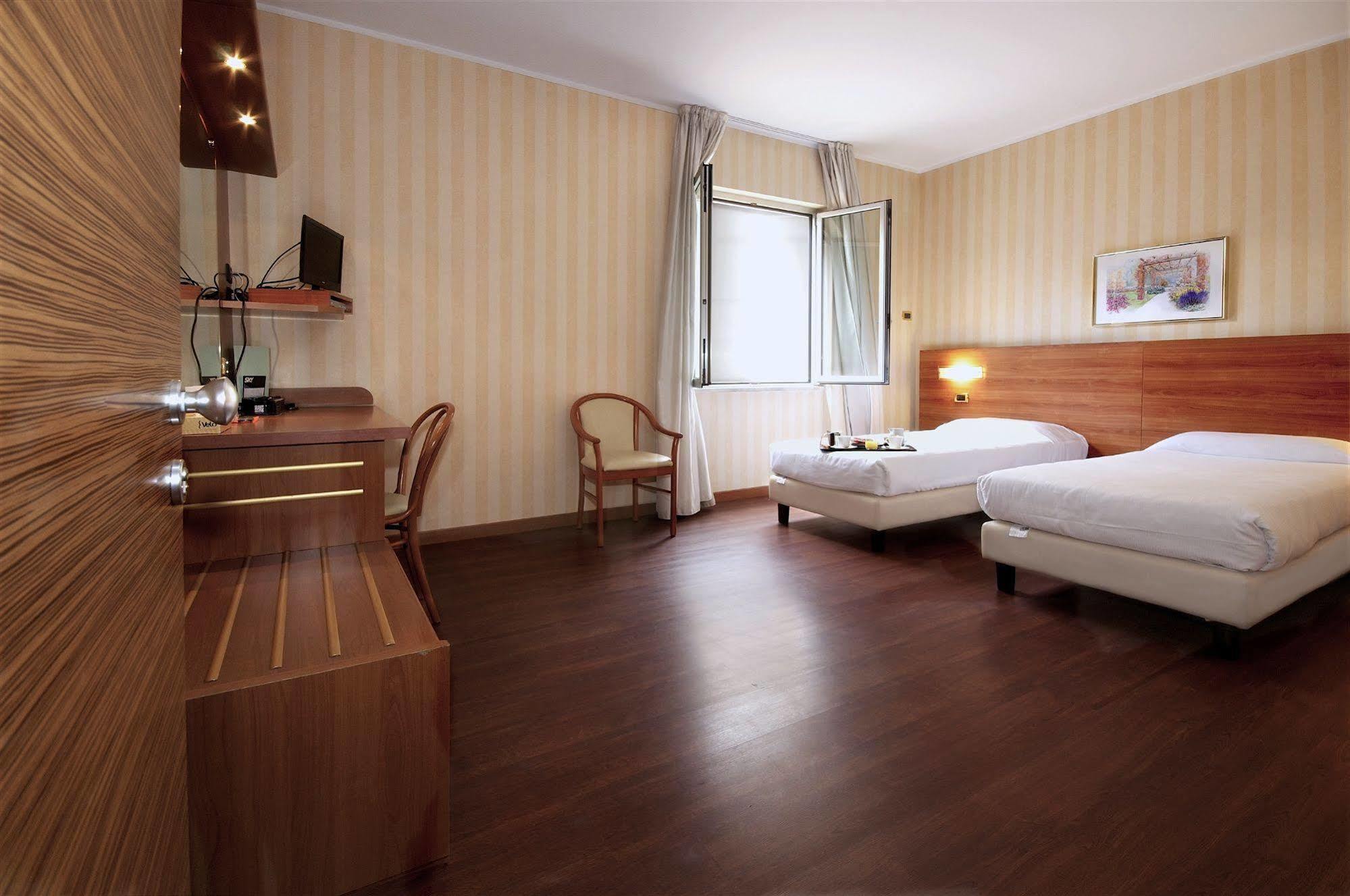 Hotel 2C レニャーノ エクステリア 写真