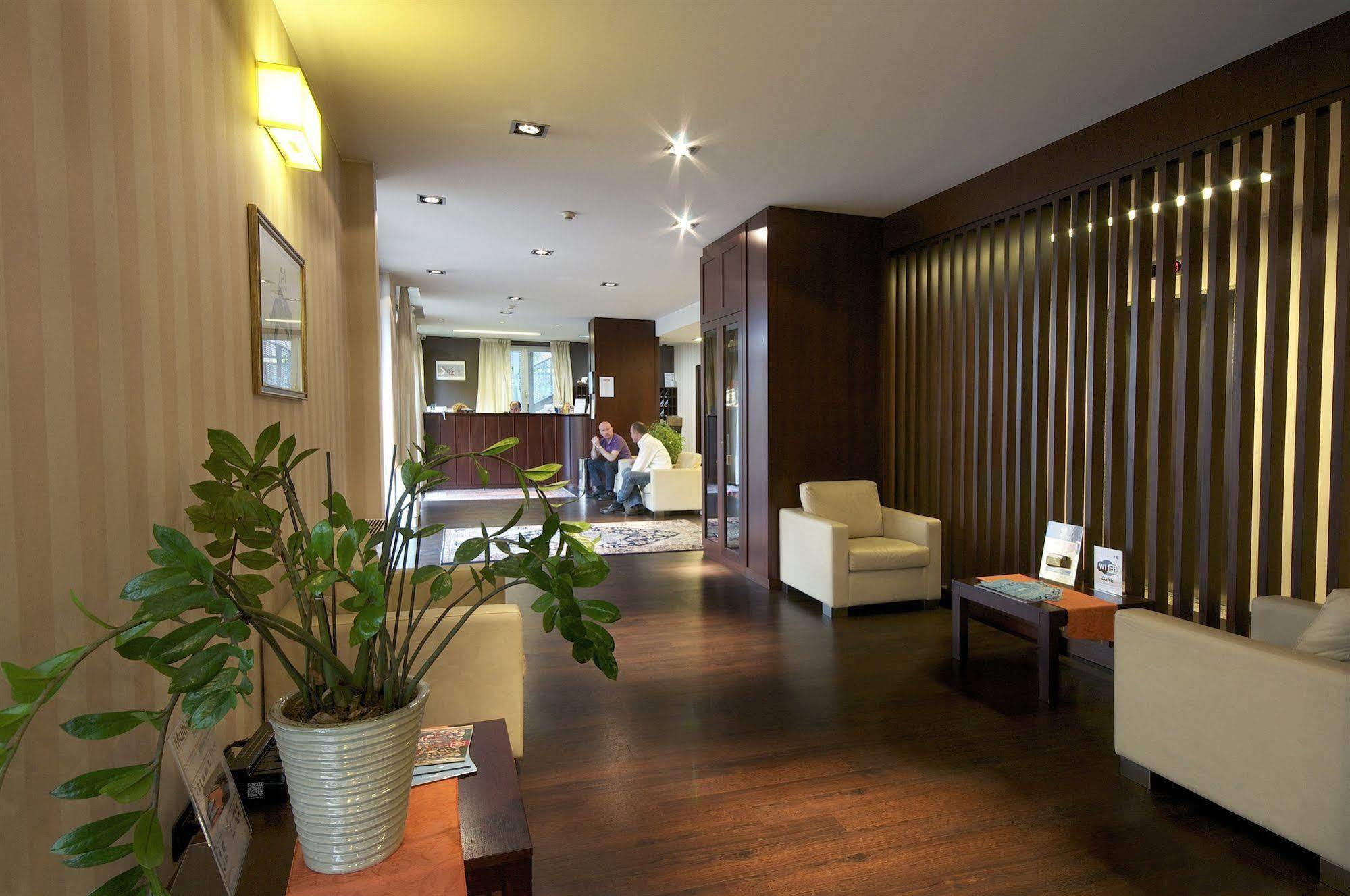 Hotel 2C レニャーノ エクステリア 写真